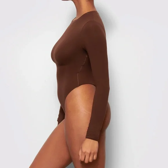 ‼️SOLD OUT‼️ SKIMS Fits Everybody Long Sleeve Crew Neck Bodysuit | Brown - Picture 2 of 11